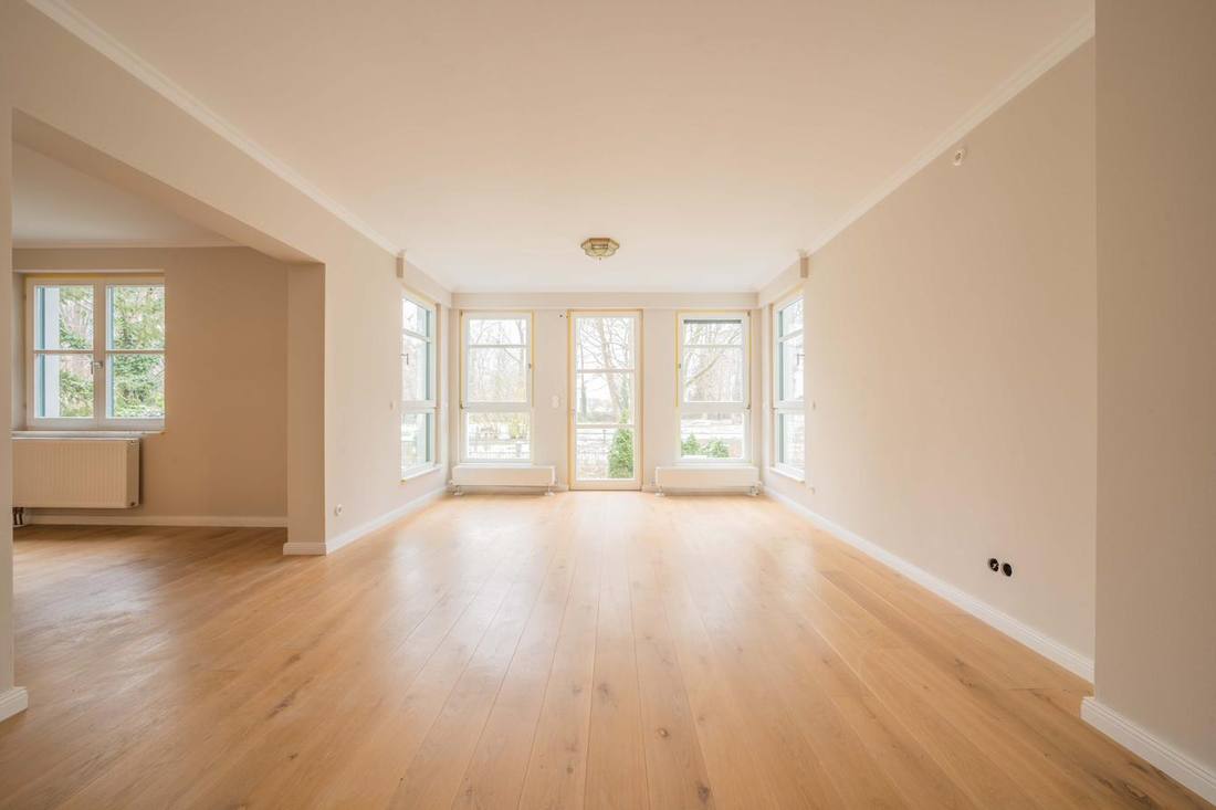 Großer heller Wohnraum mit Holzboden