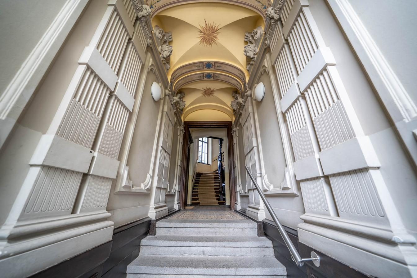 Historisches Treppenhaus mit Deckenmalerei