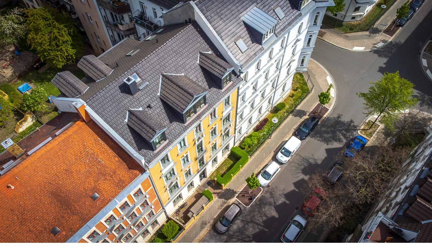 Gelbe Altbaufassade mit Fensterläden