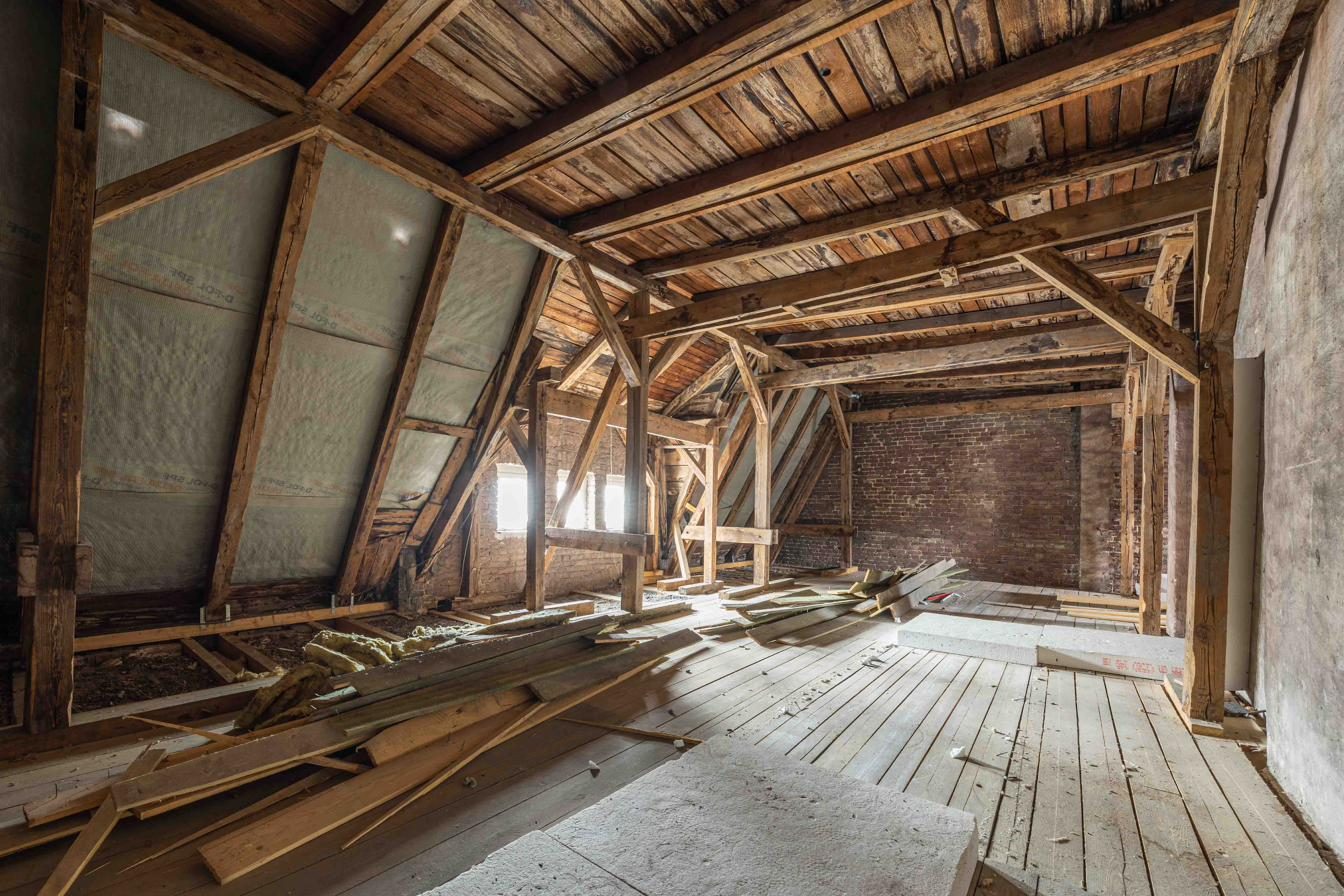 Baumaterial im ausgebauten Dachgeschoss