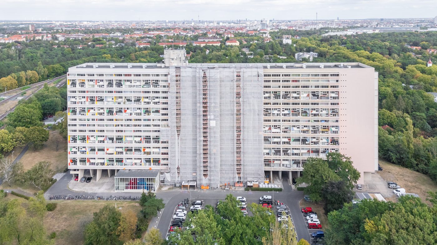 Fassadensanierung eines Großgebäudes aus der Luft