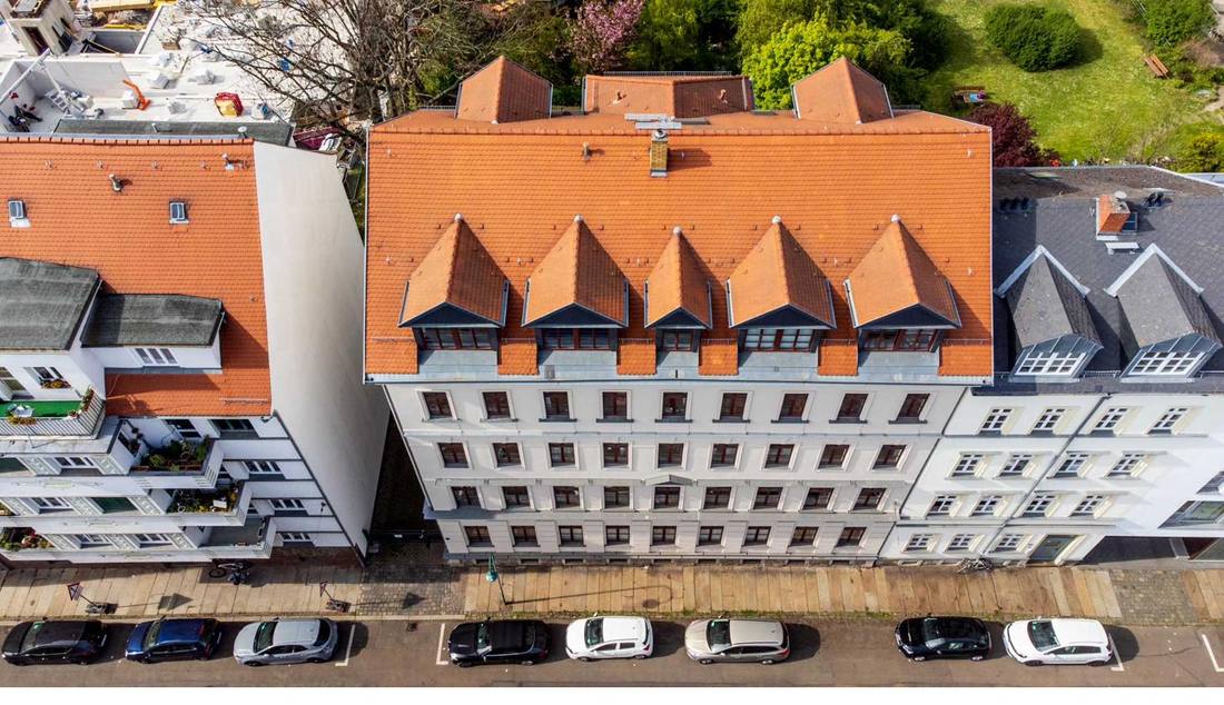 Wohngebäude mit rotem Dach aus der Luft