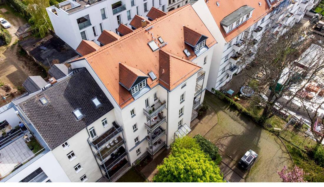 Mehrfamilienhaus schräg von oben