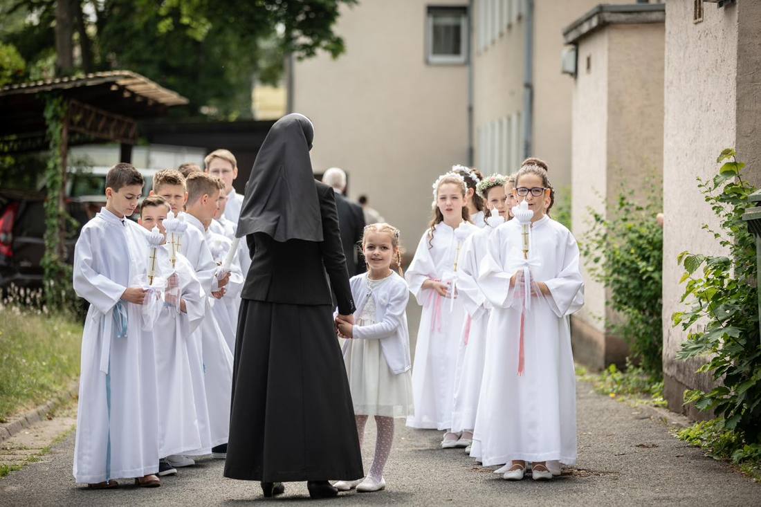 Kommunionsgruppe auf dem Weg zur Kirche