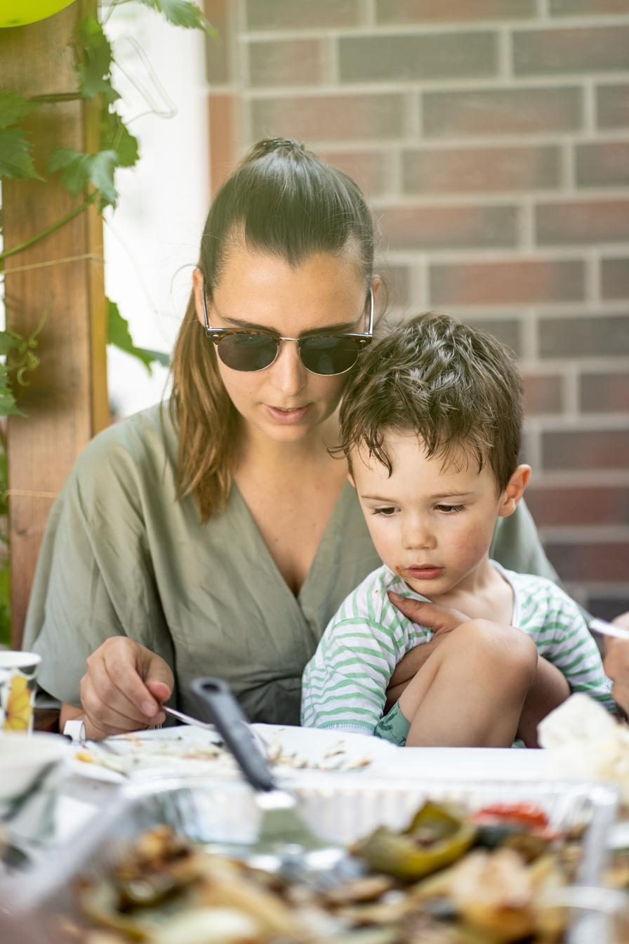 Familie beim gemeinsamen Essen im Garten