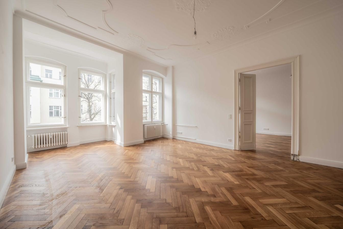 Leerer Wohnraum mit Parkettboden