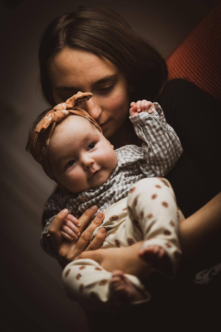 Mutter mit Baby in warmem Licht