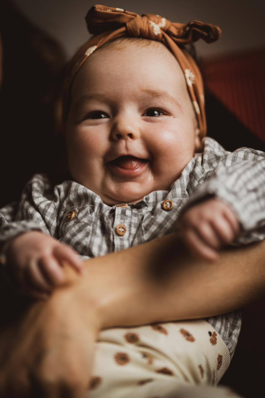 Lachendes Baby mit Haarband