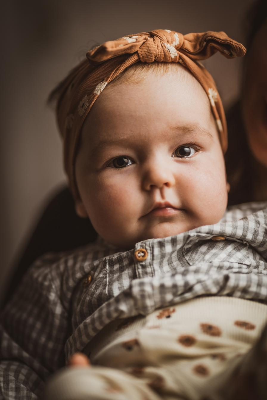 Baby mit Haarband im Portrait