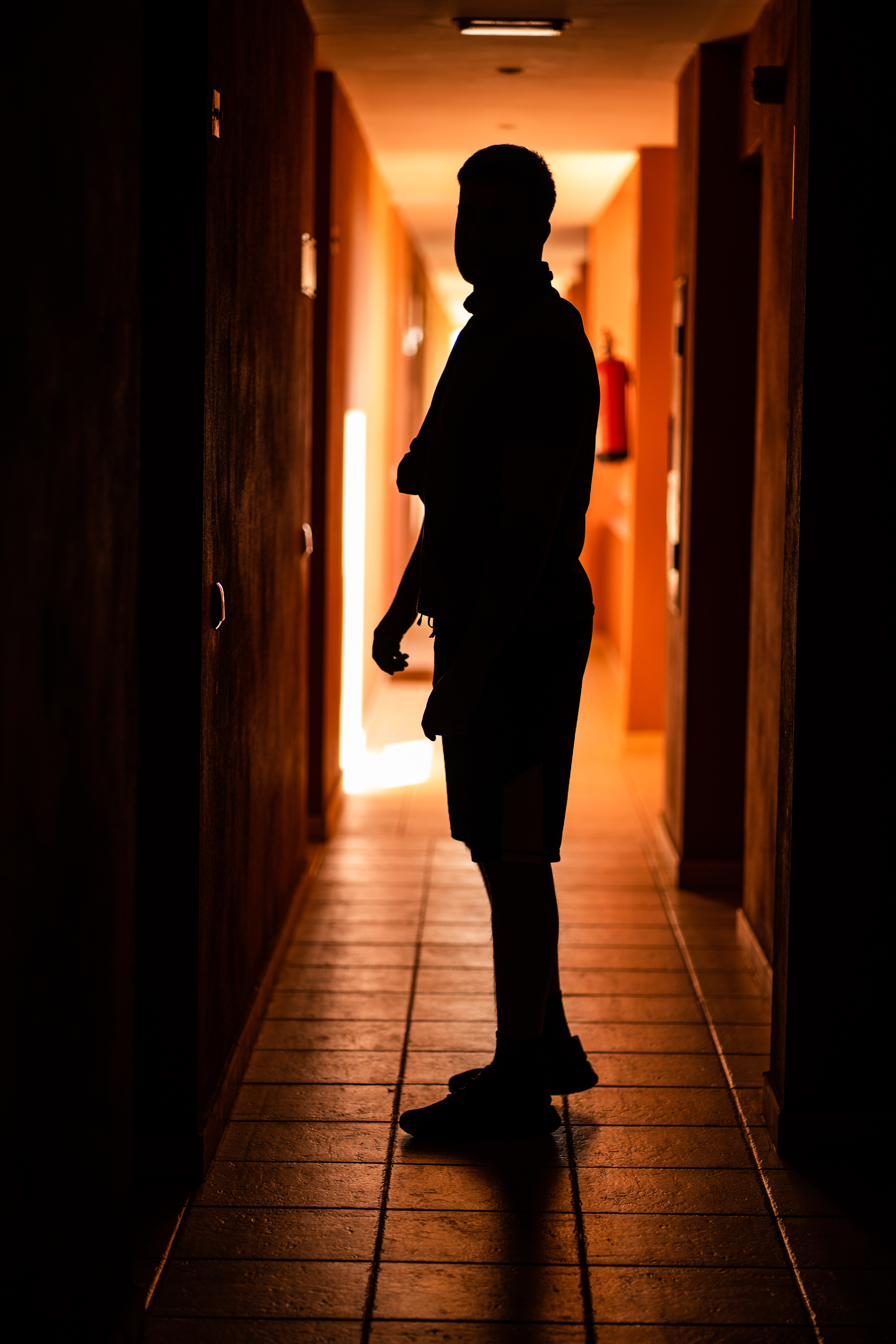 Mann im Gegenlicht, nachdenklicher Blick