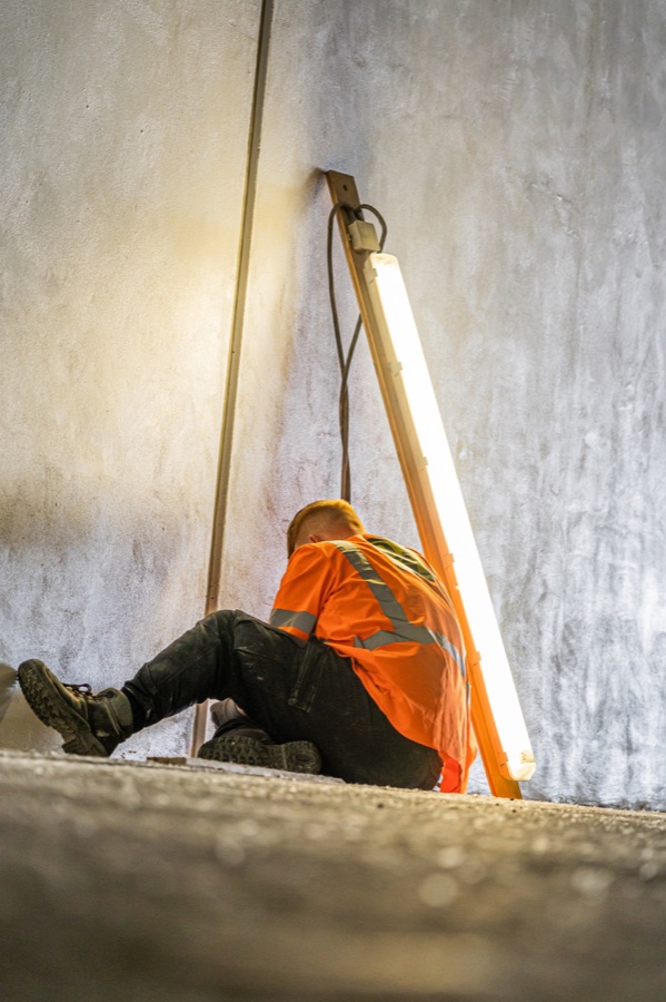 Arbeiter in einem Betonbauwerk