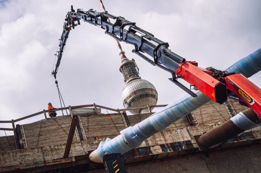 Betonpumpe vor einem städtischen Bauprojekt