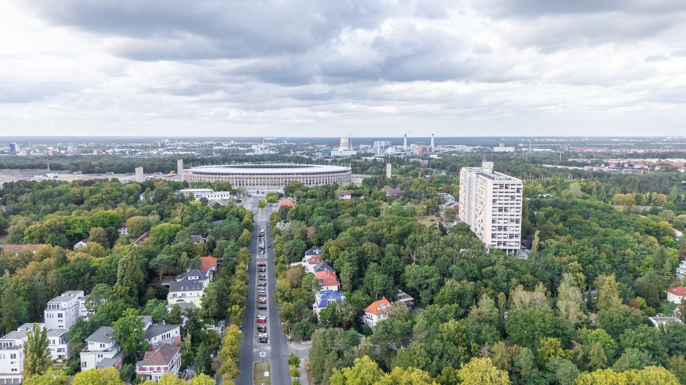 Corbusierhaus Berlin mit Olympiastadion im Hintergrund