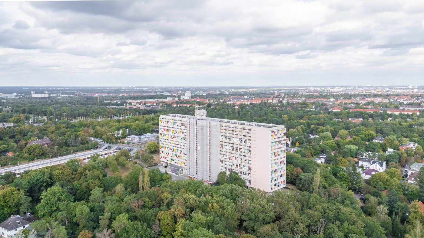 Corbusierhaus mit Berliner Skyline im Hintergrund