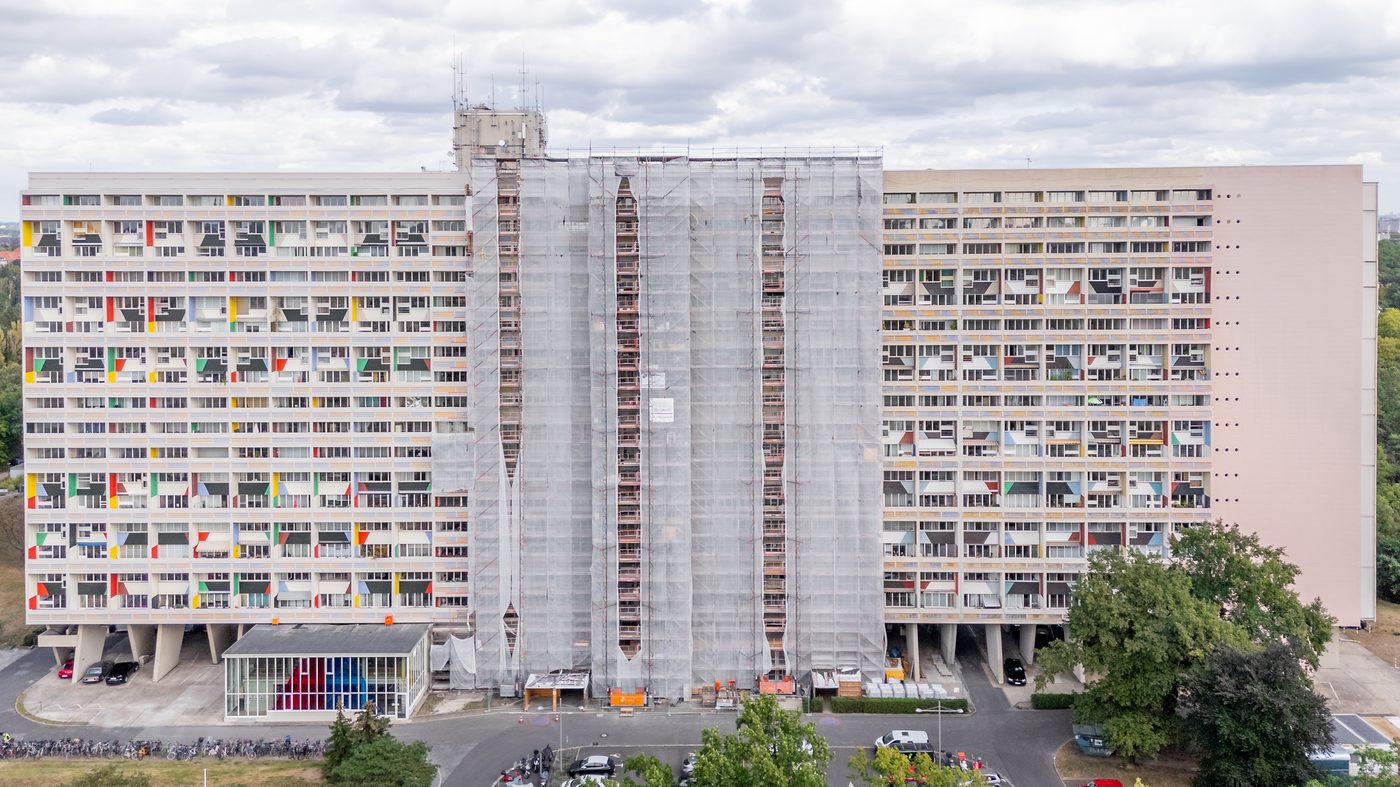 Nahaufnahme der Fassade mit Baugerüst aus der Luft