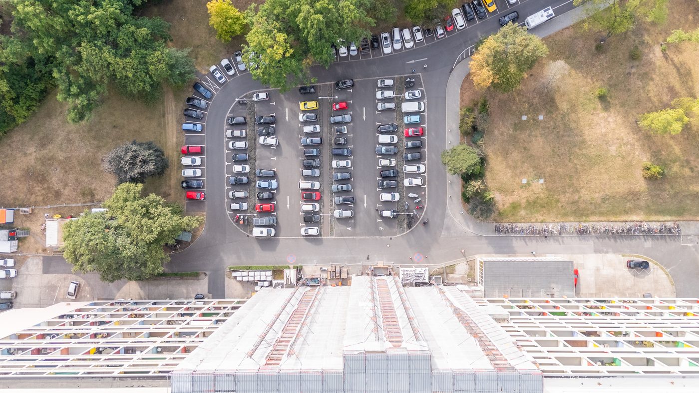 Parkplatz und Dach des Corbusierhauses von oben