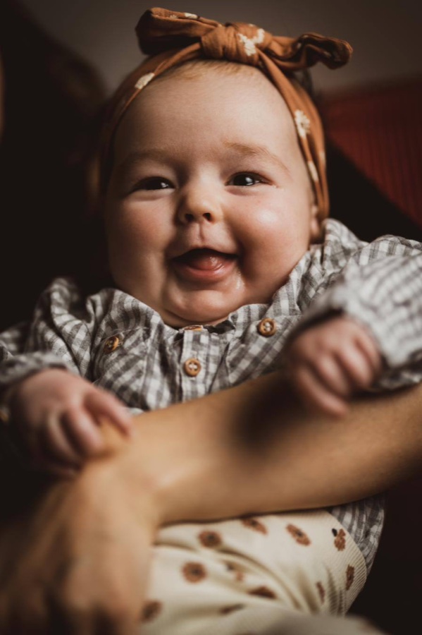 Lachendes Baby im Arm