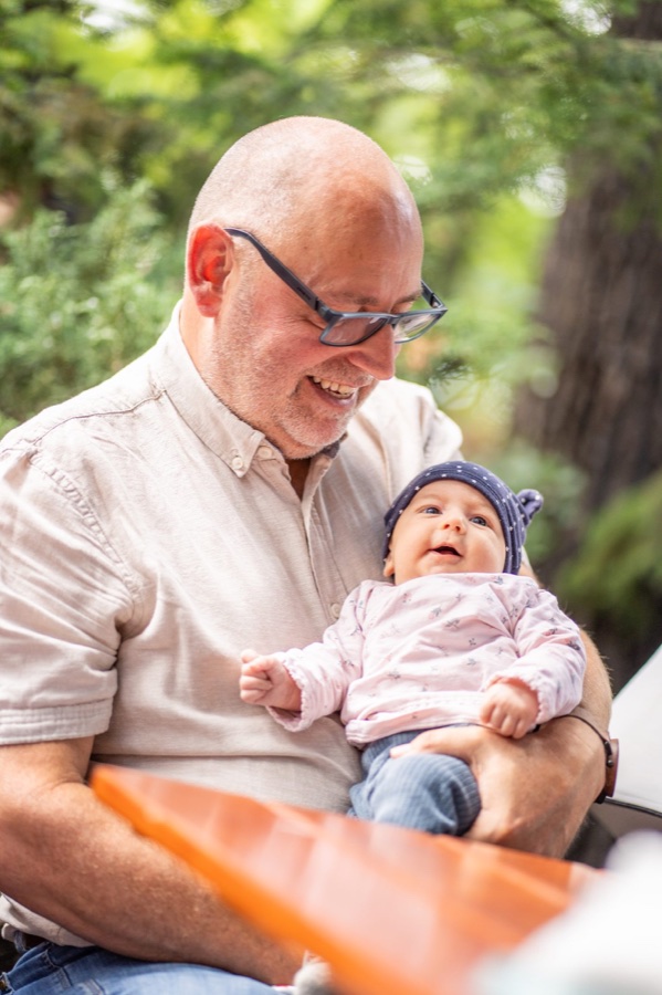 Großvater mit Baby auf dem Arm