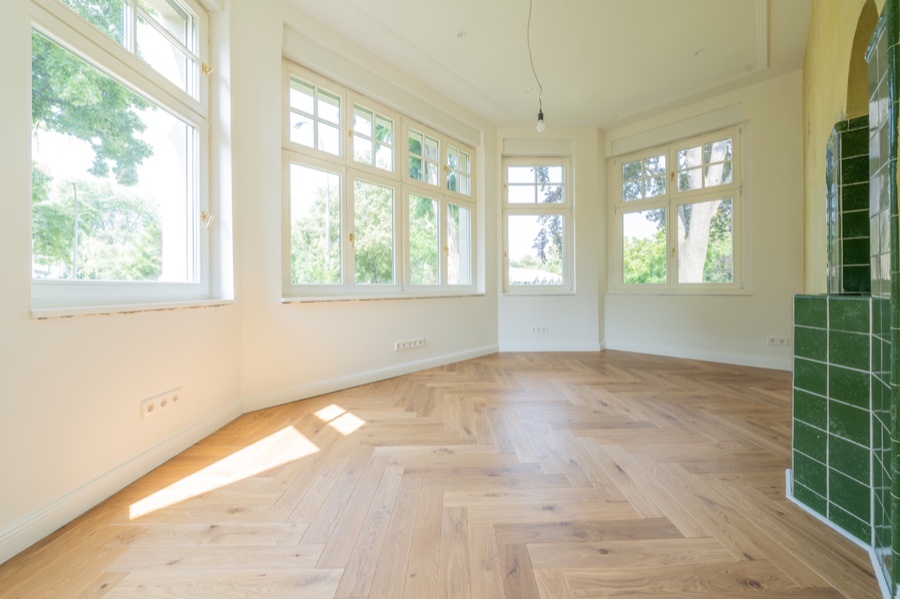 Wohnraum mit grünem Kachelofen