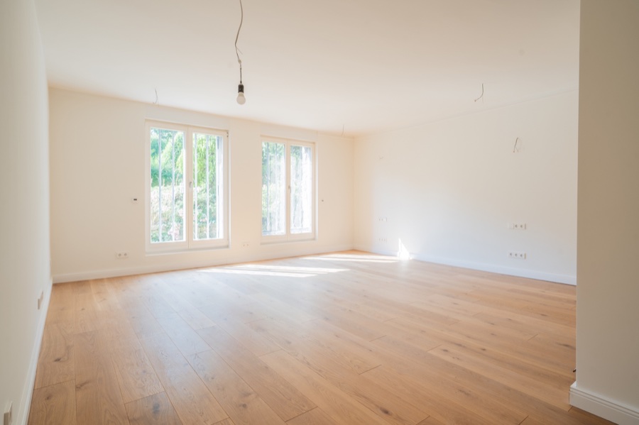Heller leerer Wohnraum mit Parkett