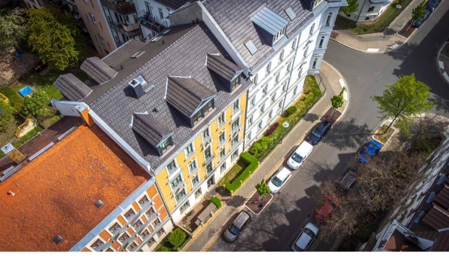 Altbaufassade aus erhöhter Perspektive